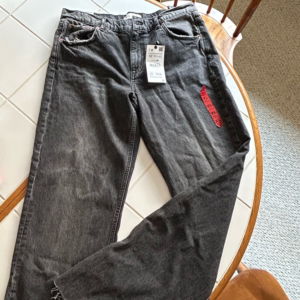 Brand New Never Worn Zara Jeans.